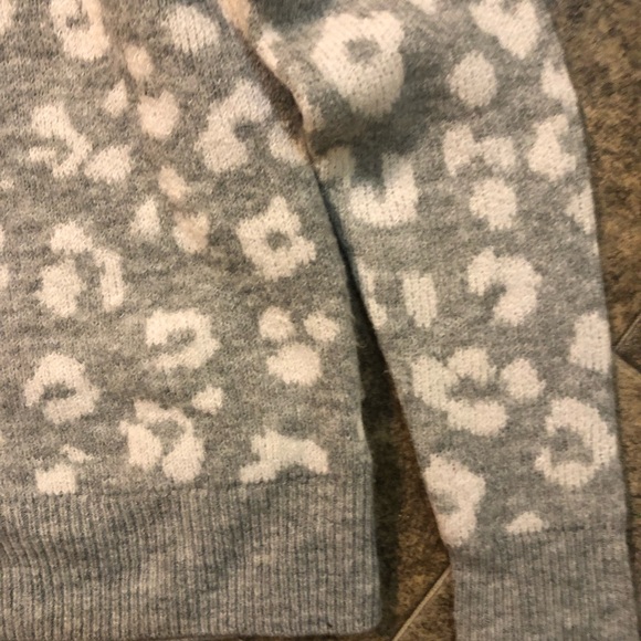 Old Navy Cozy Leopard-Print Crew-Neck Sweater - Picture 7 of 12